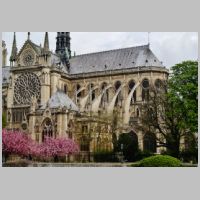 Notre-Dame de Paris, photo Zairon, Wikipedia, Datant du début du XIVe siècle, les grands arcs-boutants du chevet de Notre-Dame furent lancés par Jean Ravy et ont une portée de 15 m.jpg